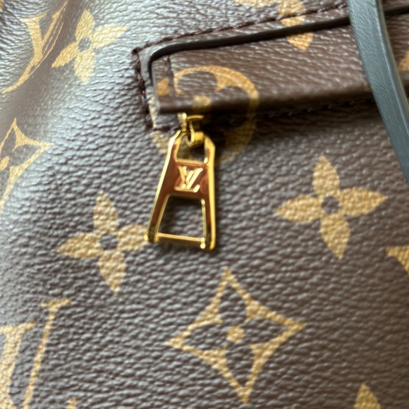 Louis Vuitton Montsouris PM - Picture 12 of 14